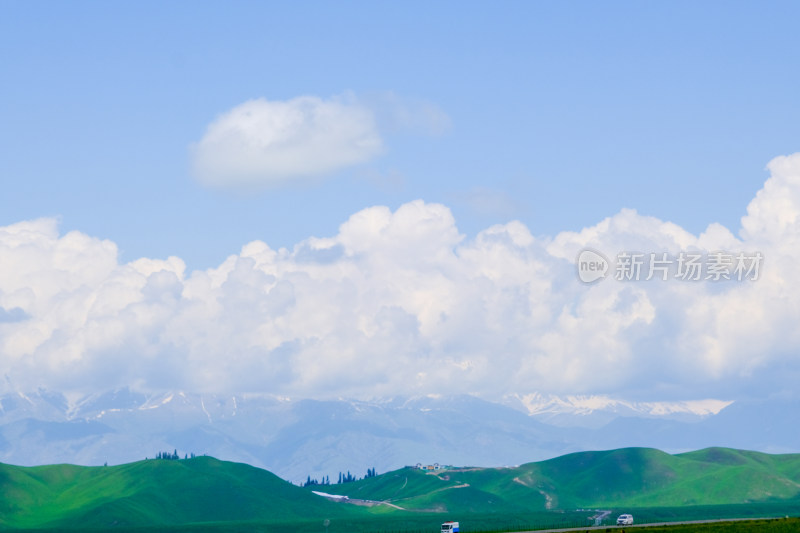 新疆伊犁那拉提草原上的蓝天白云