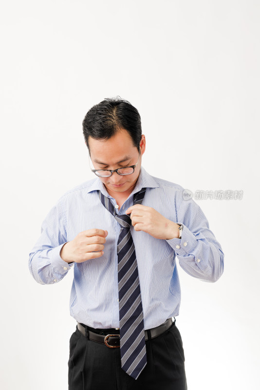 白色背景系领带的亚洲男士