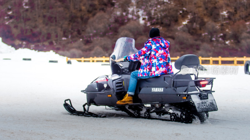 冬天雪地摩托车