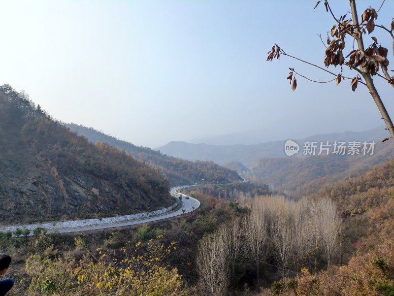 山间蜿蜒公路秋景