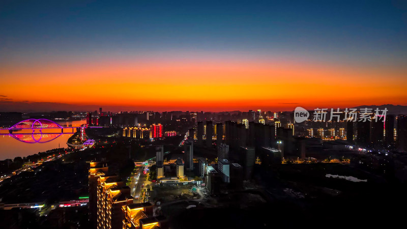 城市桥梁夜景与绚烂晚霞