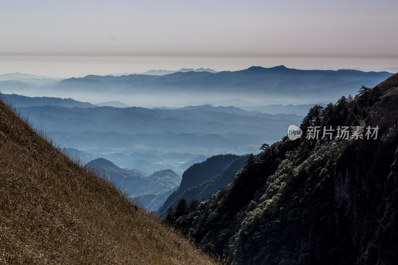 晨雾中的山峦