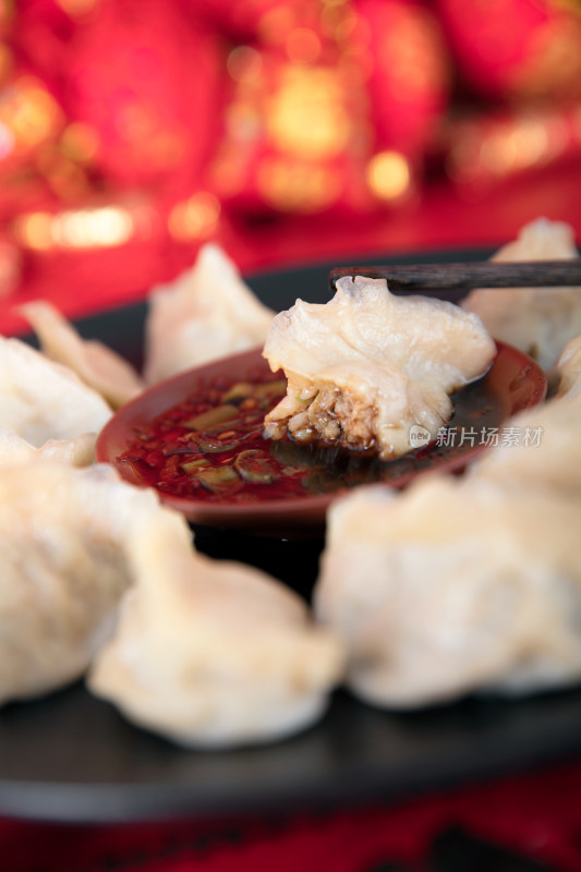 喜庆背景上的面食饺子