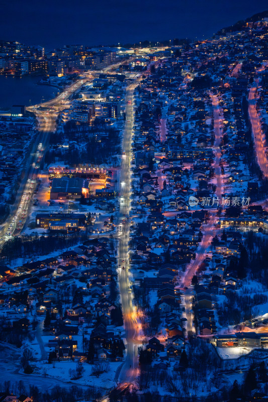 挪威特罗姆瑟雪夜城市街道鸟瞰景象