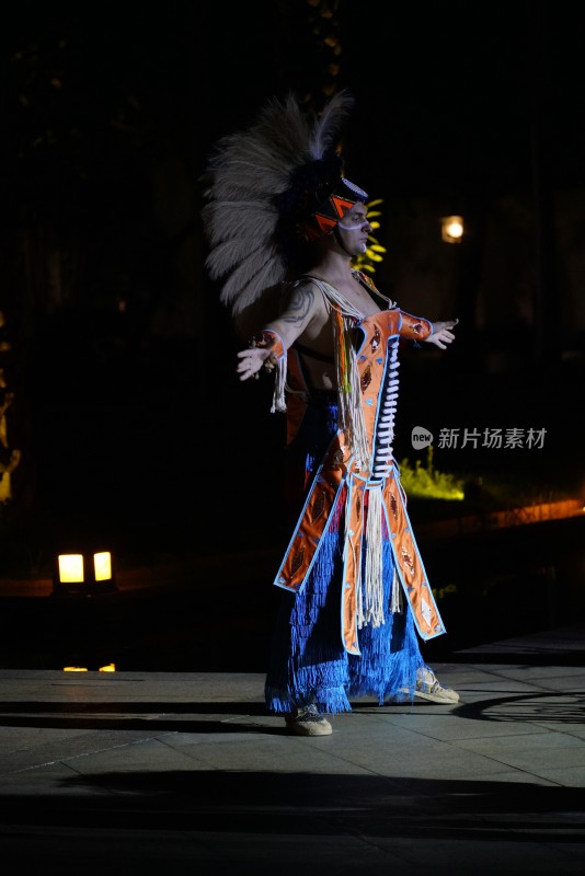 夜晚身着民族服饰的舞者背影