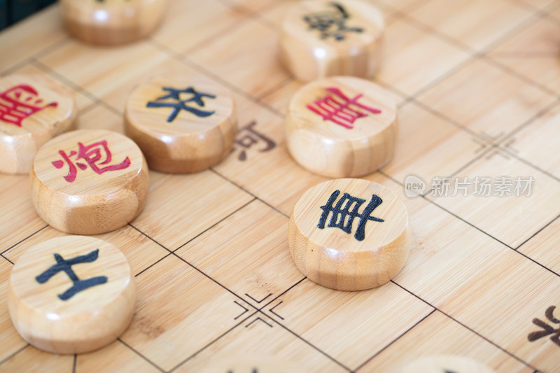 汉字书写的中国象棋棋子在棋盘上