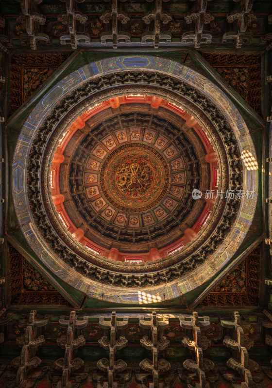 紫禁城故宫御花园万春亭蟠龙藻井光影光束