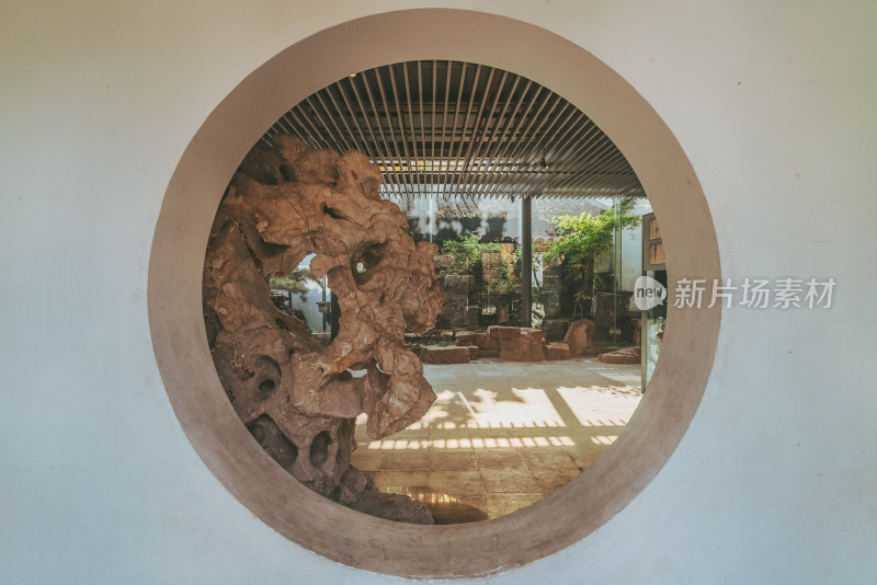 苏州园林博物馆圆窗内的中式园林景观