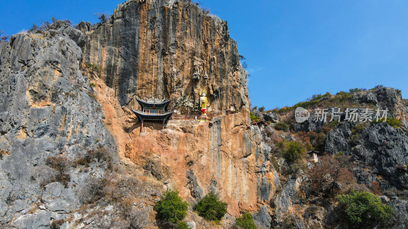 悬崖峭壁上的千年古佛大理宾川观音箐悬空寺