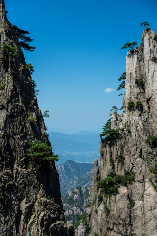 形态各异的山峰