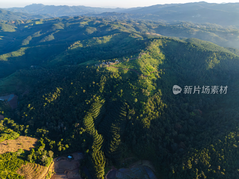 航拍层峦叠嶂的绿色山脉自然景观