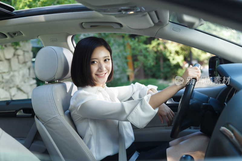 青年女人开车