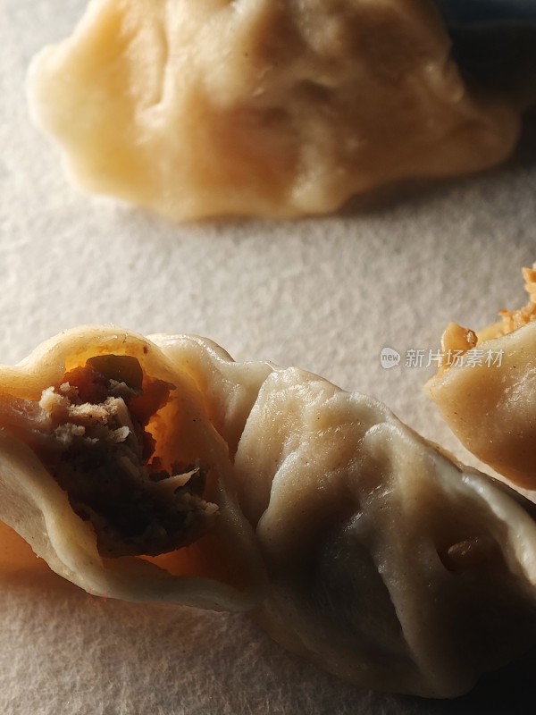 馅料饱满的饺子特写展示