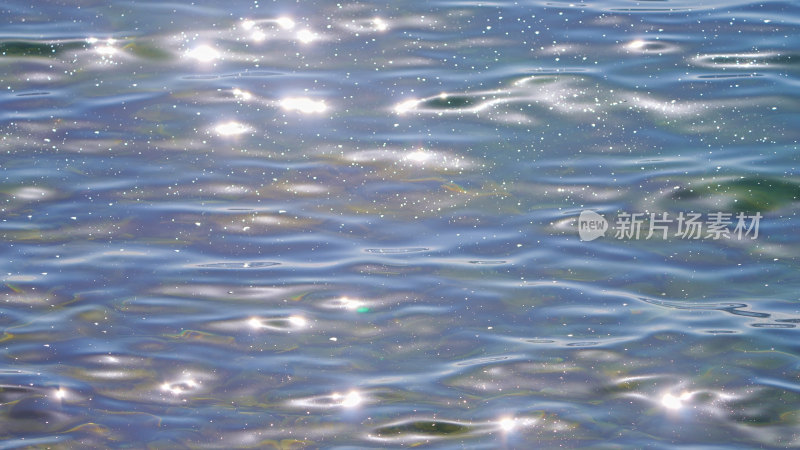 新疆赛里木湖湖面波光粼粼