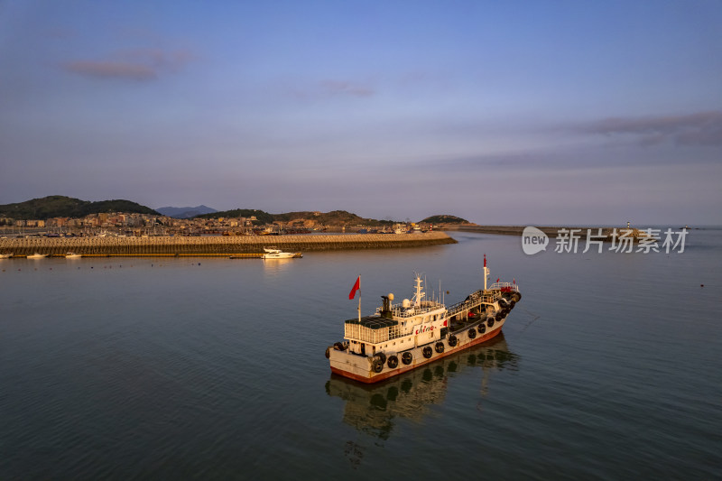 夕阳下海湾避风港渔船自然风光航拍