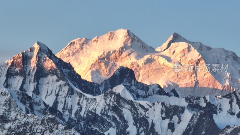 日照金山雪山