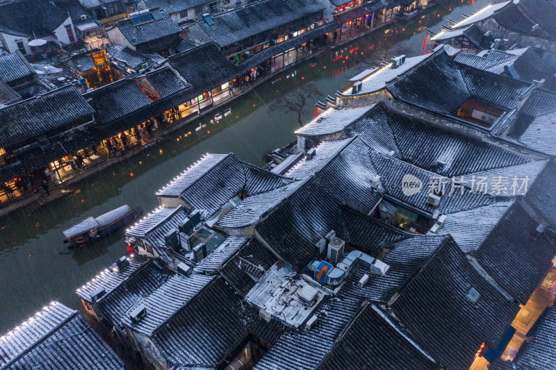 暮色中的古镇雪景