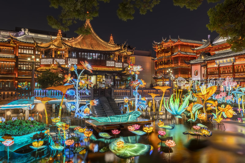 上海豫园城隍庙绿波廊湖心亭夜景
