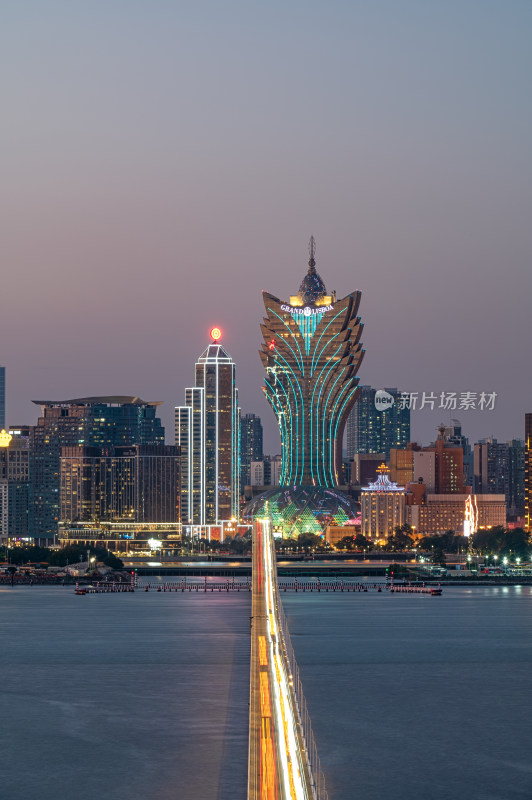 中国澳门地标建筑新葡京海上公路夜景风光