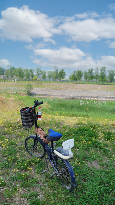 骑行素材，草地上的自行车