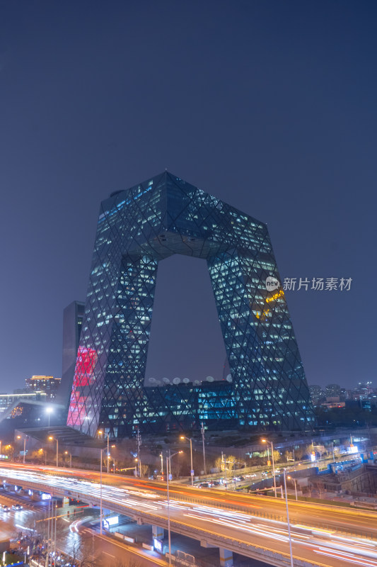 北京央视大楼夜景与车流