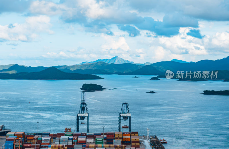 港口码头交通运输海洋山峰货运码头摄影图