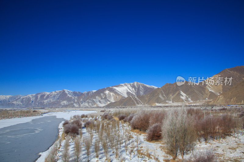 中国西藏冬季拉萨河雪景及拉萨河大桥