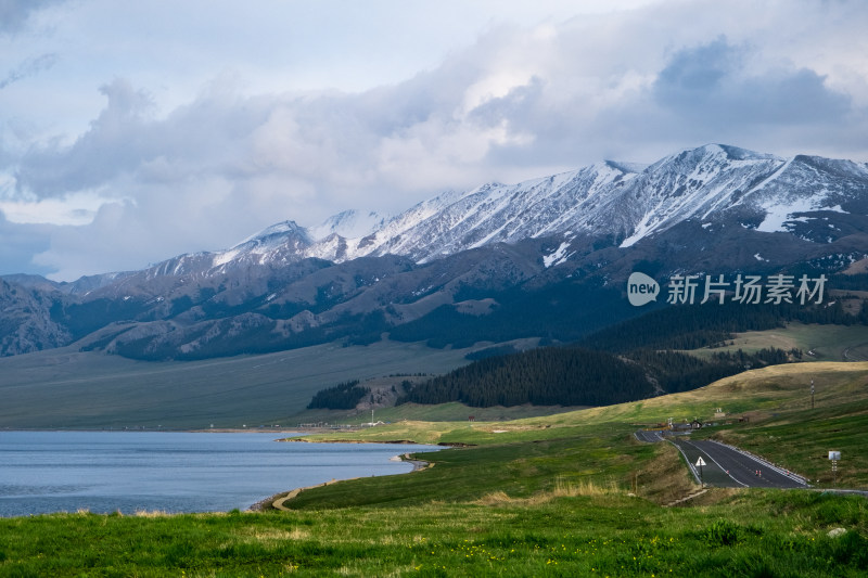 新疆赛里木湖蓝天白云雪山草原湖泊公路风光