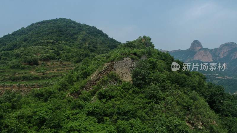 植被茂盛的山峦间秦皇岛无名口长城