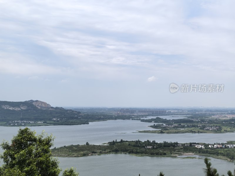 金牛湖：开阔水域及周边山地的自然风光全景