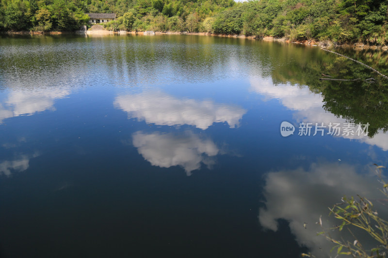 宁静的湖光山色