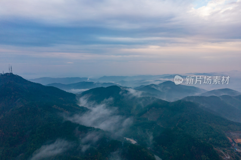 清晨山川云雾缭绕日出航拍摄影图