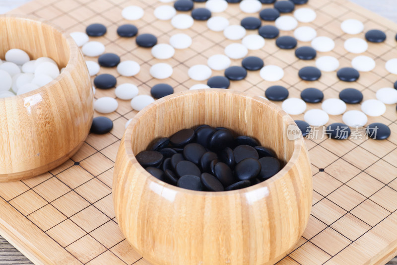 棋盘上散落的棋子和装满棋子的木盒