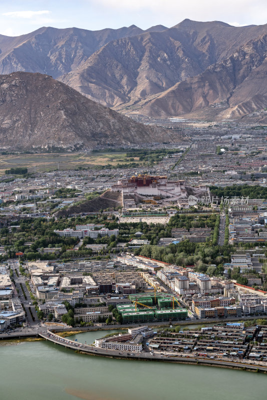 西藏拉萨南山公园远眺高原圣殿布达拉宫全景