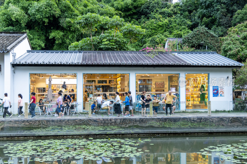 游客在深圳市甘坑客家小镇游玩