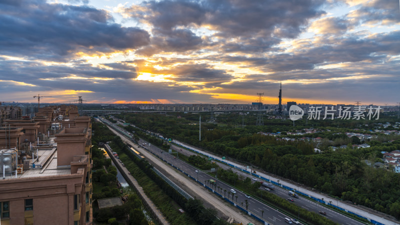 日落时分的城市公路及周边景象鸟瞰全景