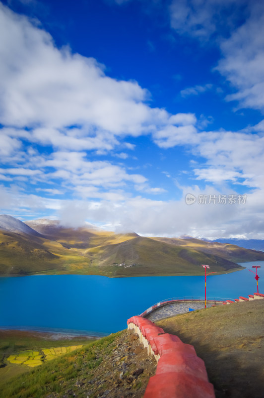 西藏羊湖山水自然风景