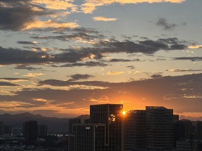 天台上欣赏杭州的朝霞满天