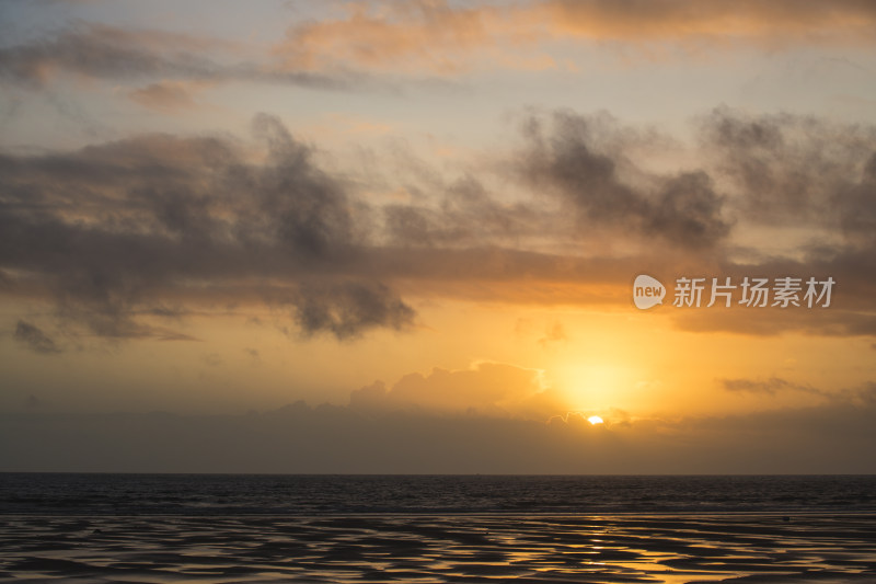 海上日出霞光四射景象