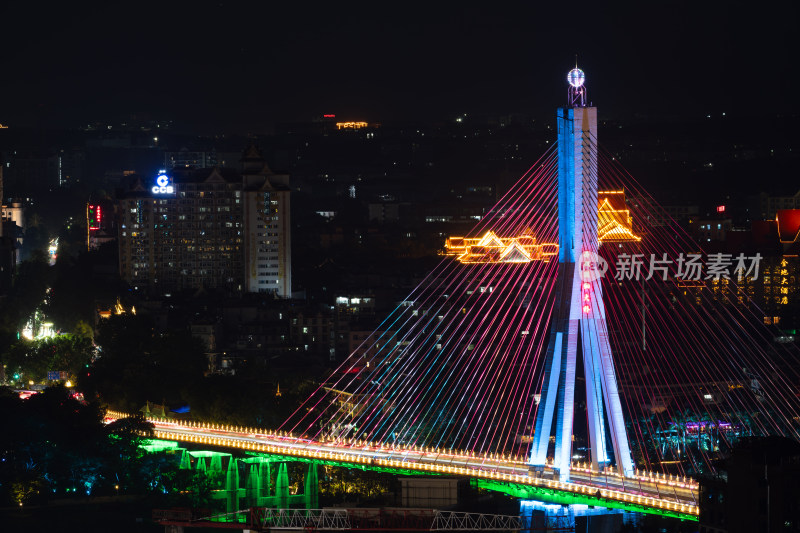 西双版纳夜晚彩色灯光装饰的斜拉桥