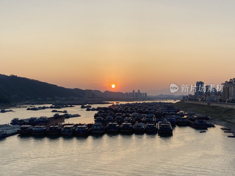 梧州西江江上众多船只与落日余晖的美丽景象