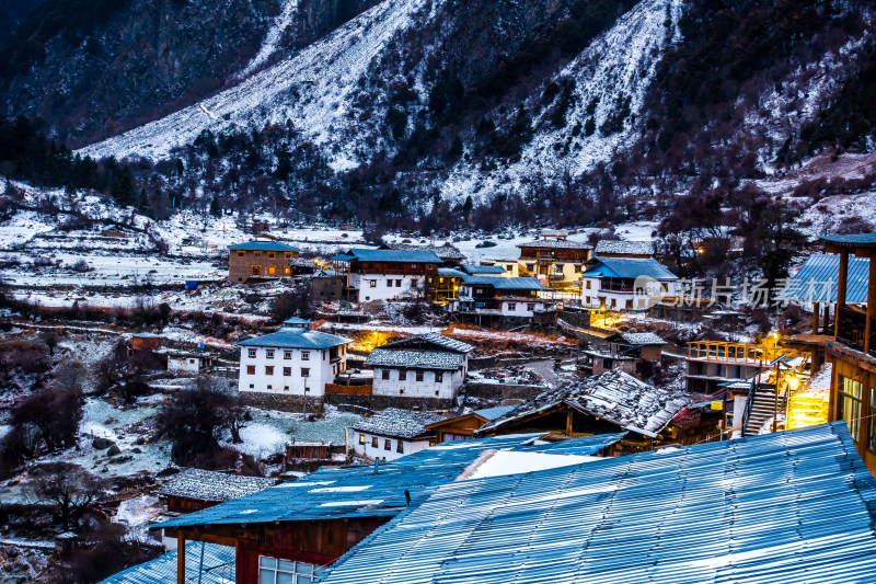 云南梅里雪山雨崩村雪景