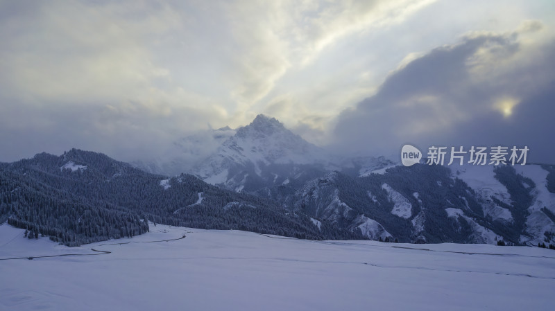 雪山风景图，云雾缭绕的壮观雪山景致