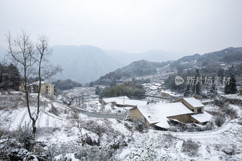 冬天云和梯田景观下雪之后