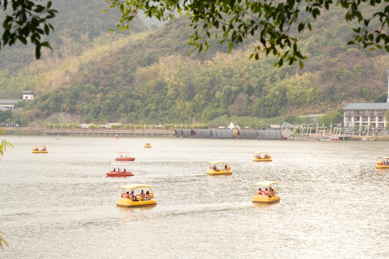 阴天的湖泊山水风景