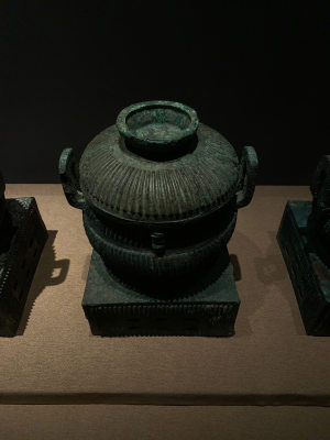 古代青铜器皿展示