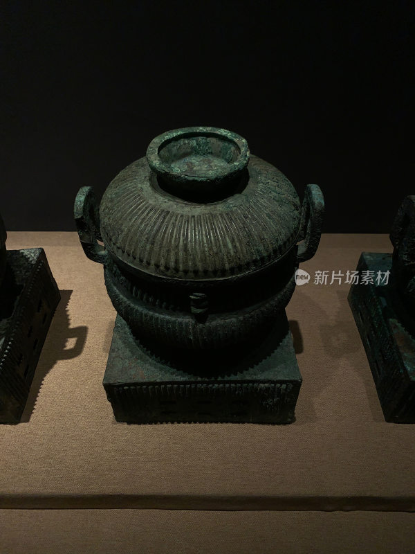 古代青铜器皿展示