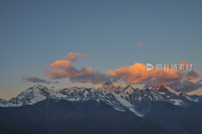 梅里雪山与彩云的壮美景观