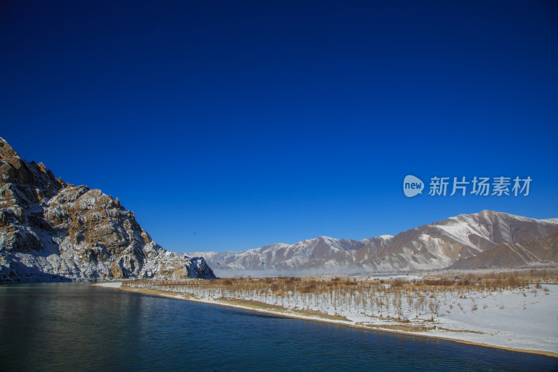 中国西藏冬季拉萨河雪景及拉萨河大桥