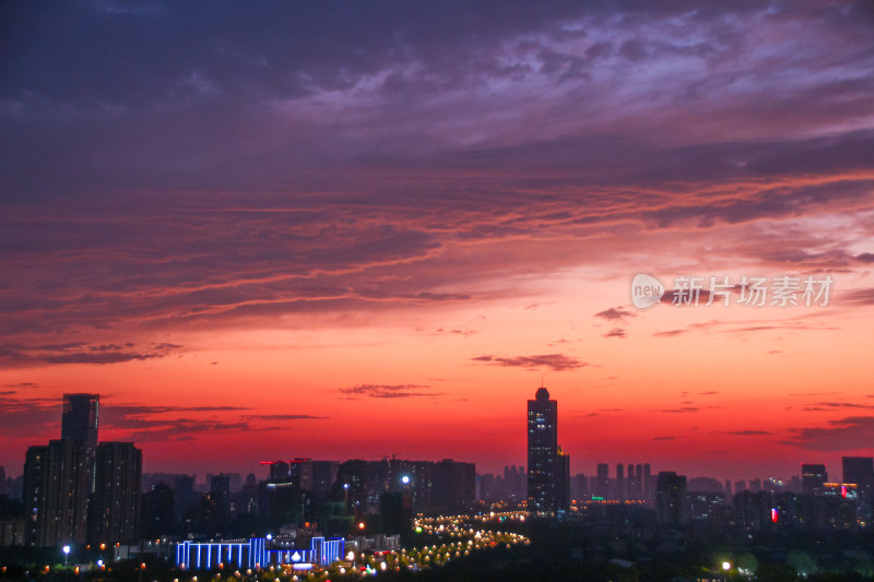 火烧云下的都市夜景